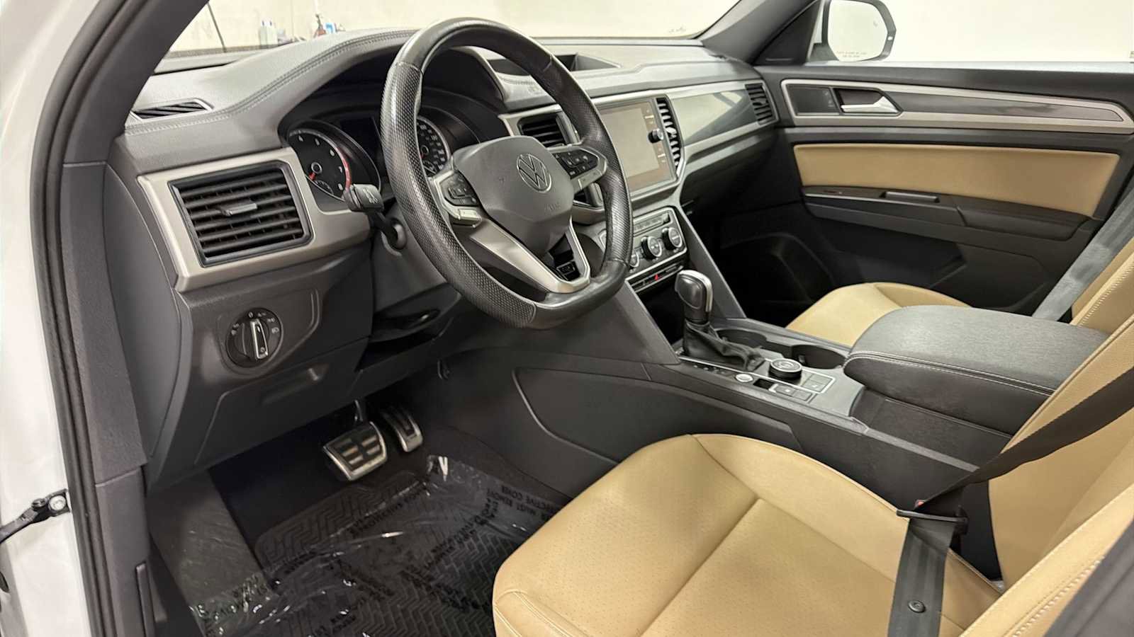 Used 2020 Volkswagen Atlas Cross Sport SE image 12