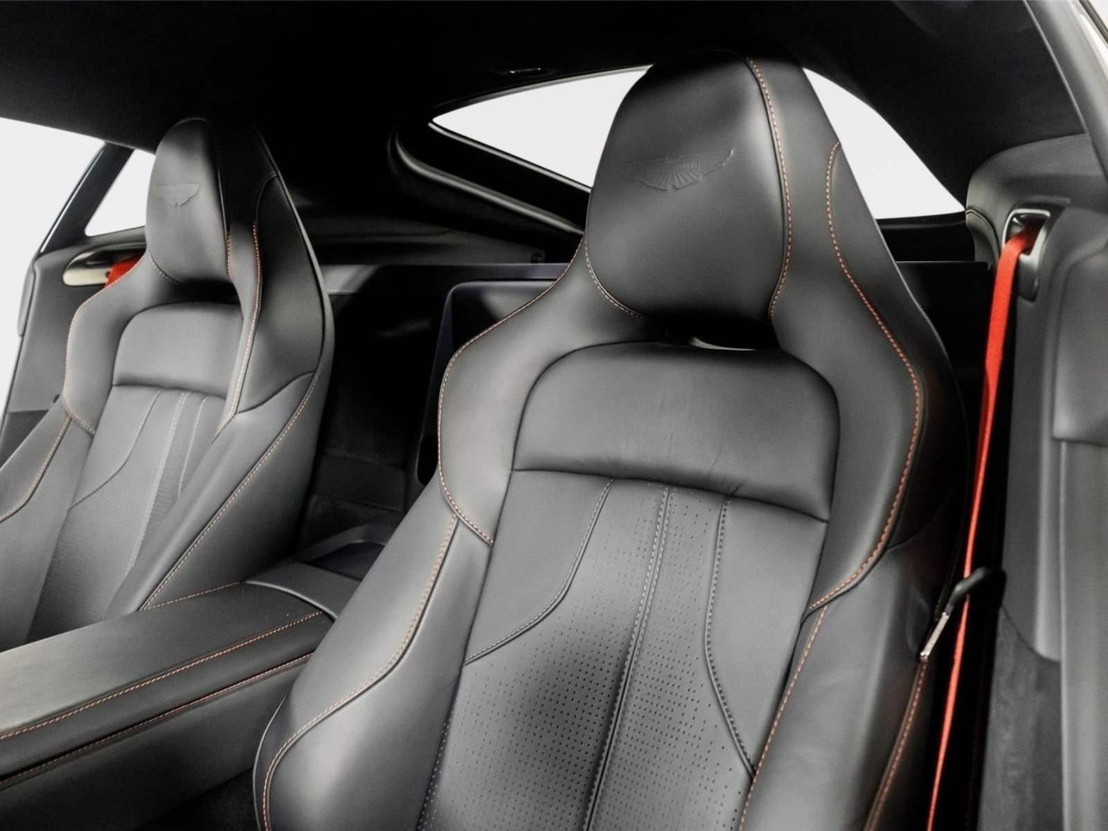 Used 2025 Aston Martin V8 Vantage Coupe image 3