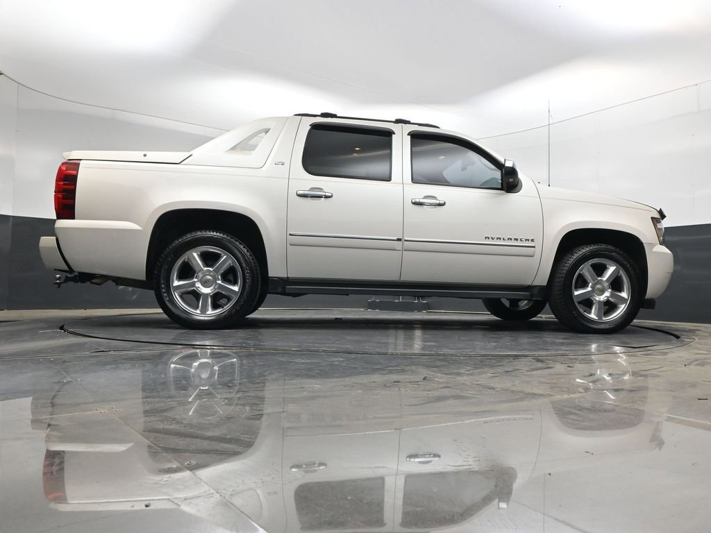 Used 2011 Chevrolet Avalanche LTZ AWD/4WD image 29