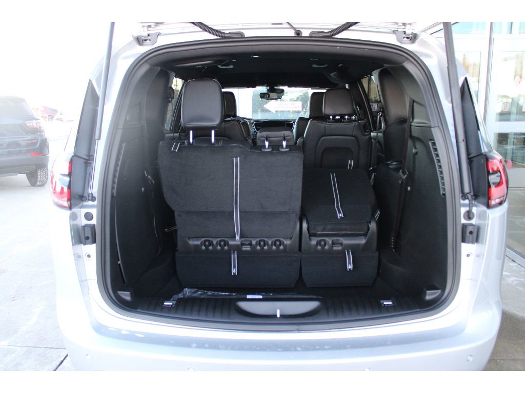New 2026 Chrysler Pacifica Select image 9