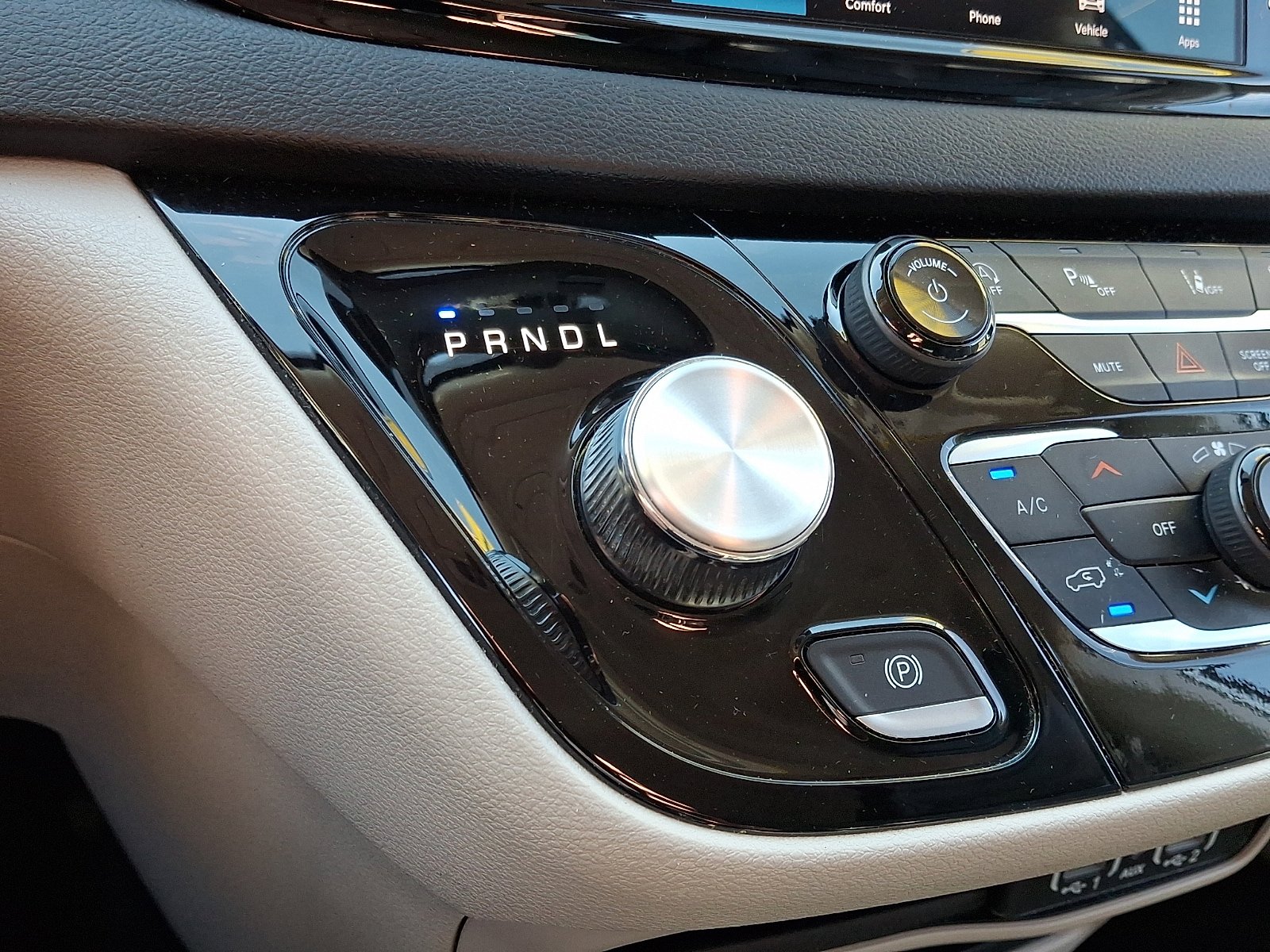 Certified 2024 Chrysler Pacifica Touring-L image 15