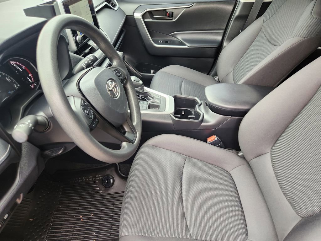 Used 2024 Toyota RAV4 LE AWD/4WD image 4