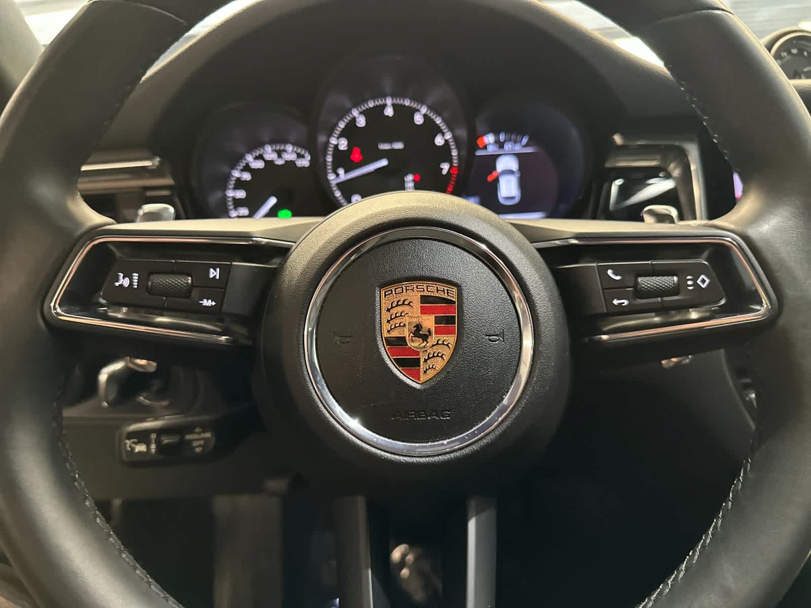 Certified 2025 Porsche Macan AWD/4WD image 26