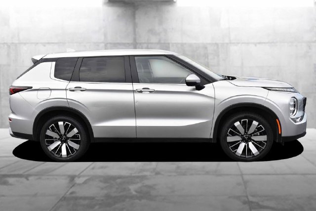 Used 2025 Mitsubishi Outlander AWD image 5