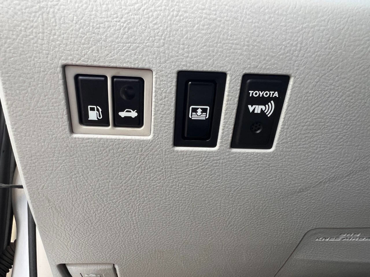 Used 2011 Toyota Avalon Limited image 15