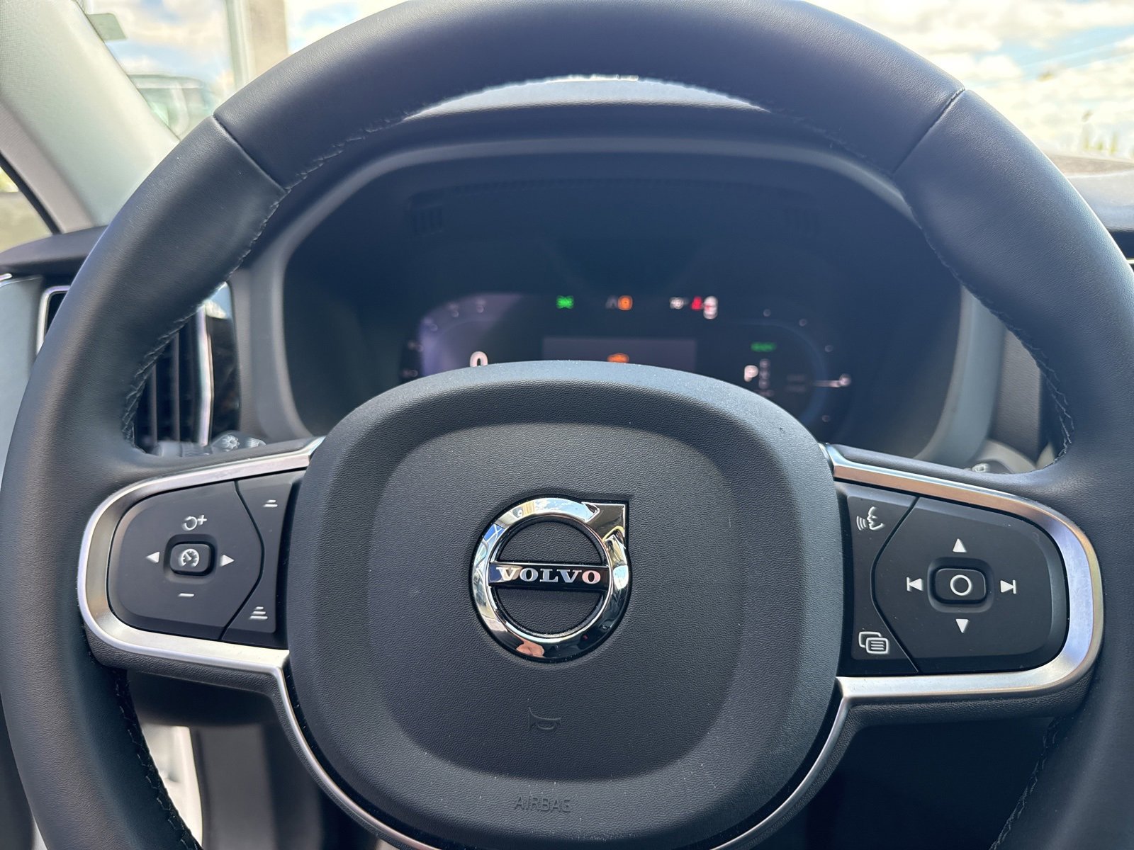 Certified 2025 Volvo XC60 T8 Core w/ Protection Package Premier image 27