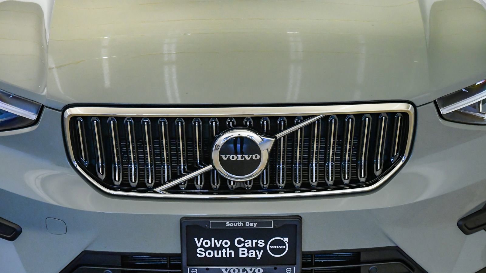 Certified 2025 Volvo XC40 B5 Core AWD/4WD image 8