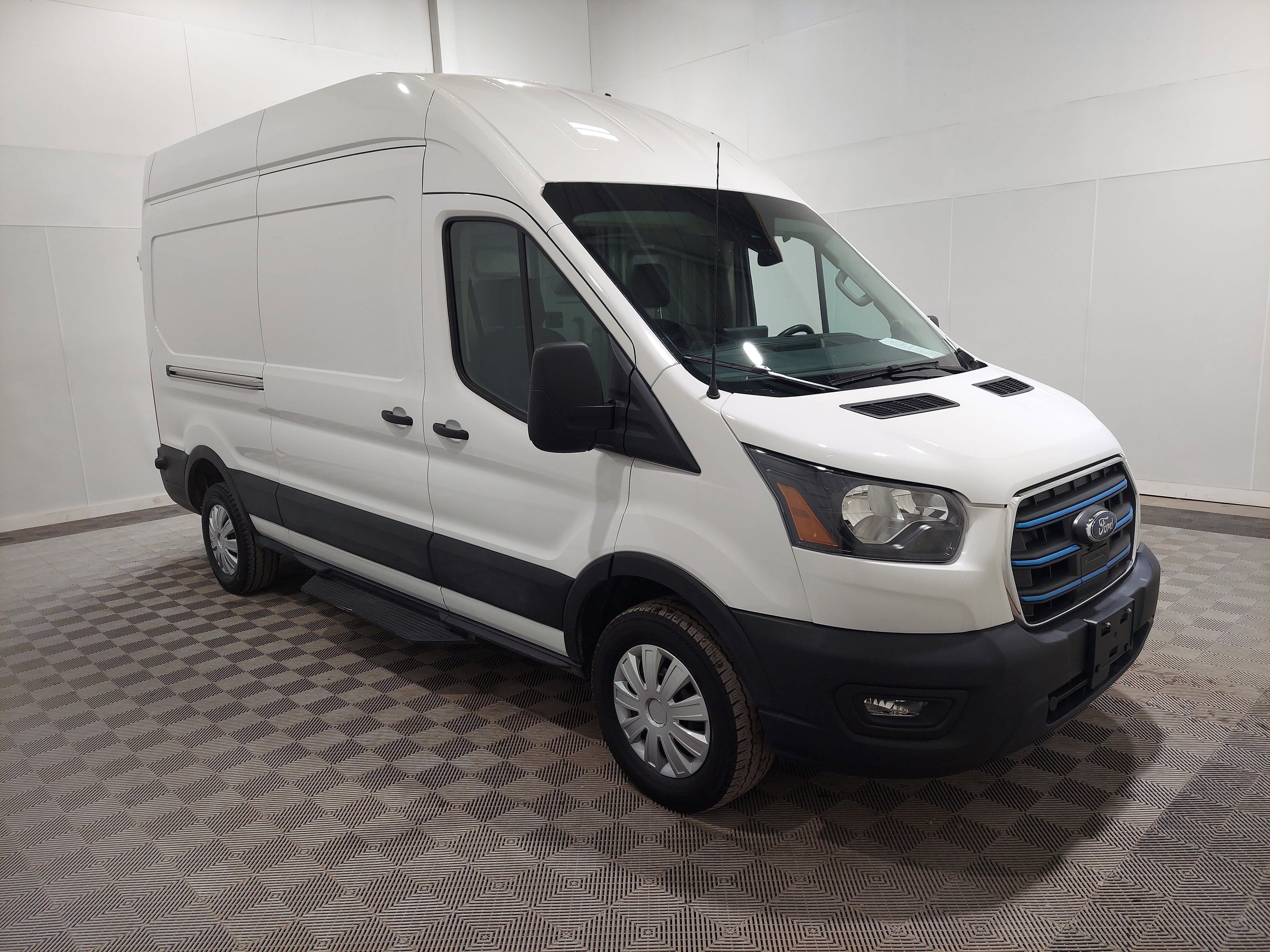 Used 2023 Ford E-Transit 148 High Roof RWD image 4