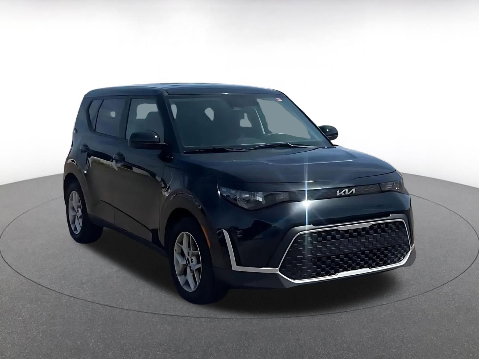 Used 2025 Kia Soul LX w/ LX Technology Package FWD image 3