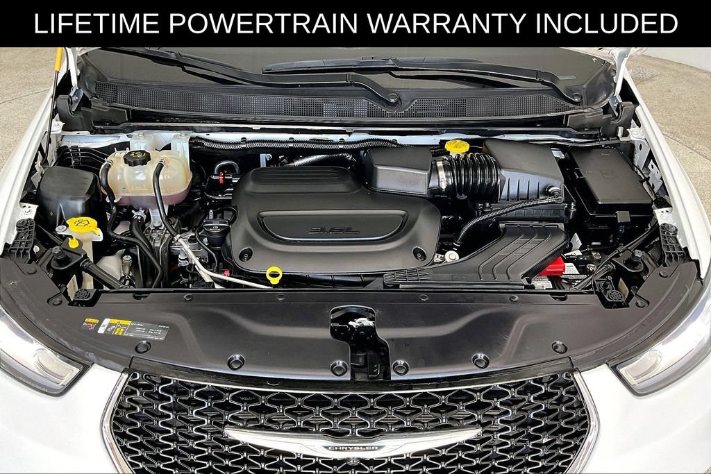 Used 2024 Chrysler Pacifica Touring-L FWD image 11