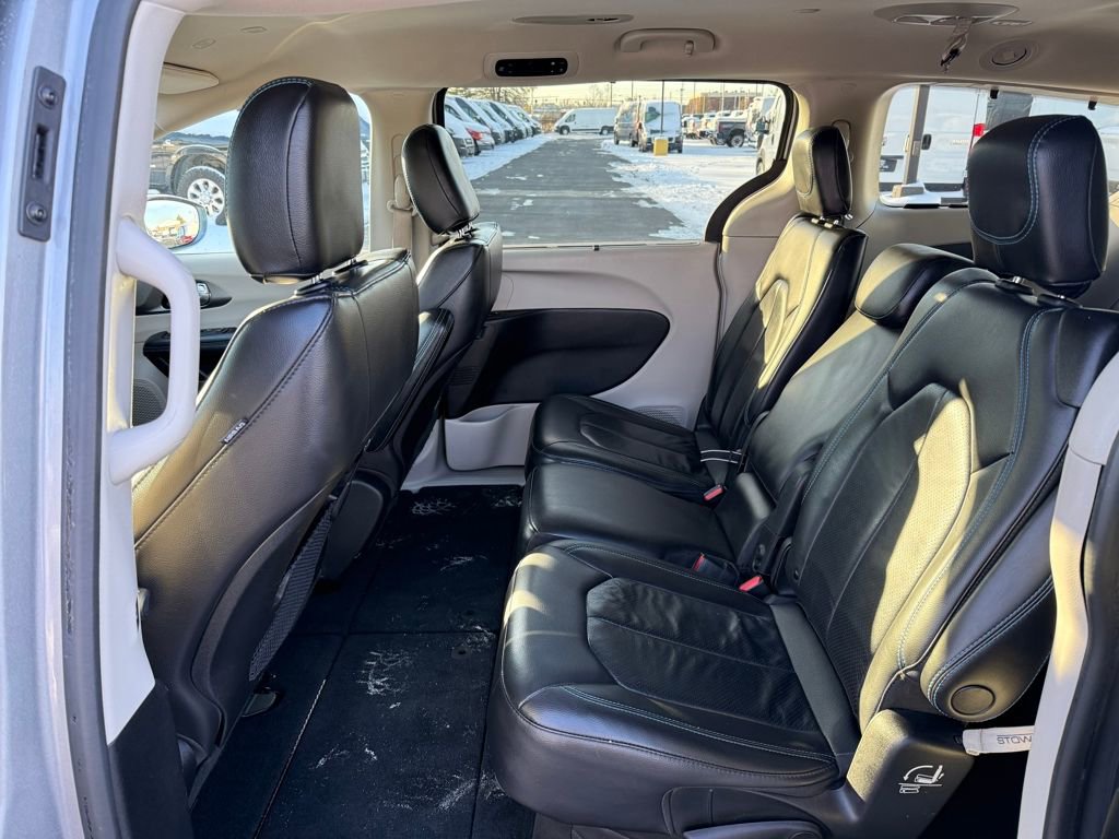 Used 2021 Chrysler Pacifica Touring-L image 15