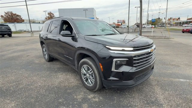 Used 2025 Chevrolet Traverse LT image 2
