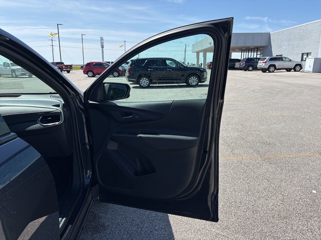 Used 2022 Chevrolet Equinox RS w/ LPO, Floor Liner Package AWD/4WD image 17