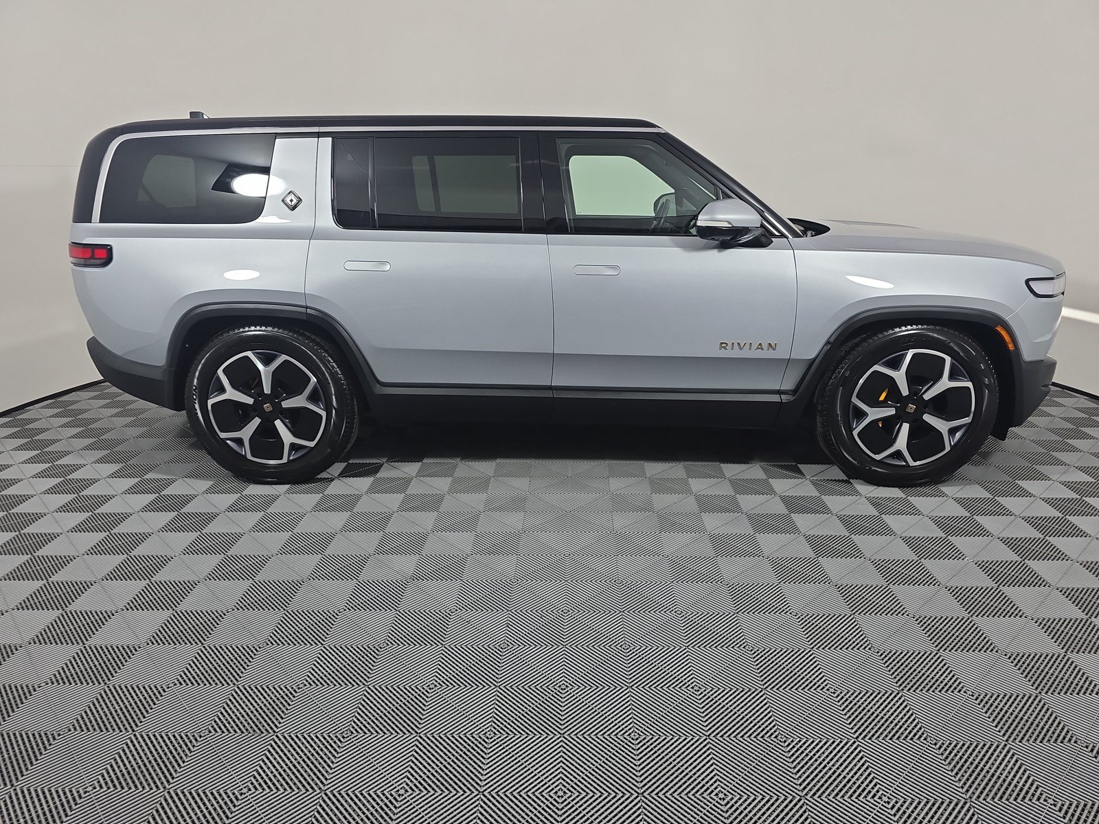 Used 2024 Rivian R1S Adventure AWD/4WD image 6