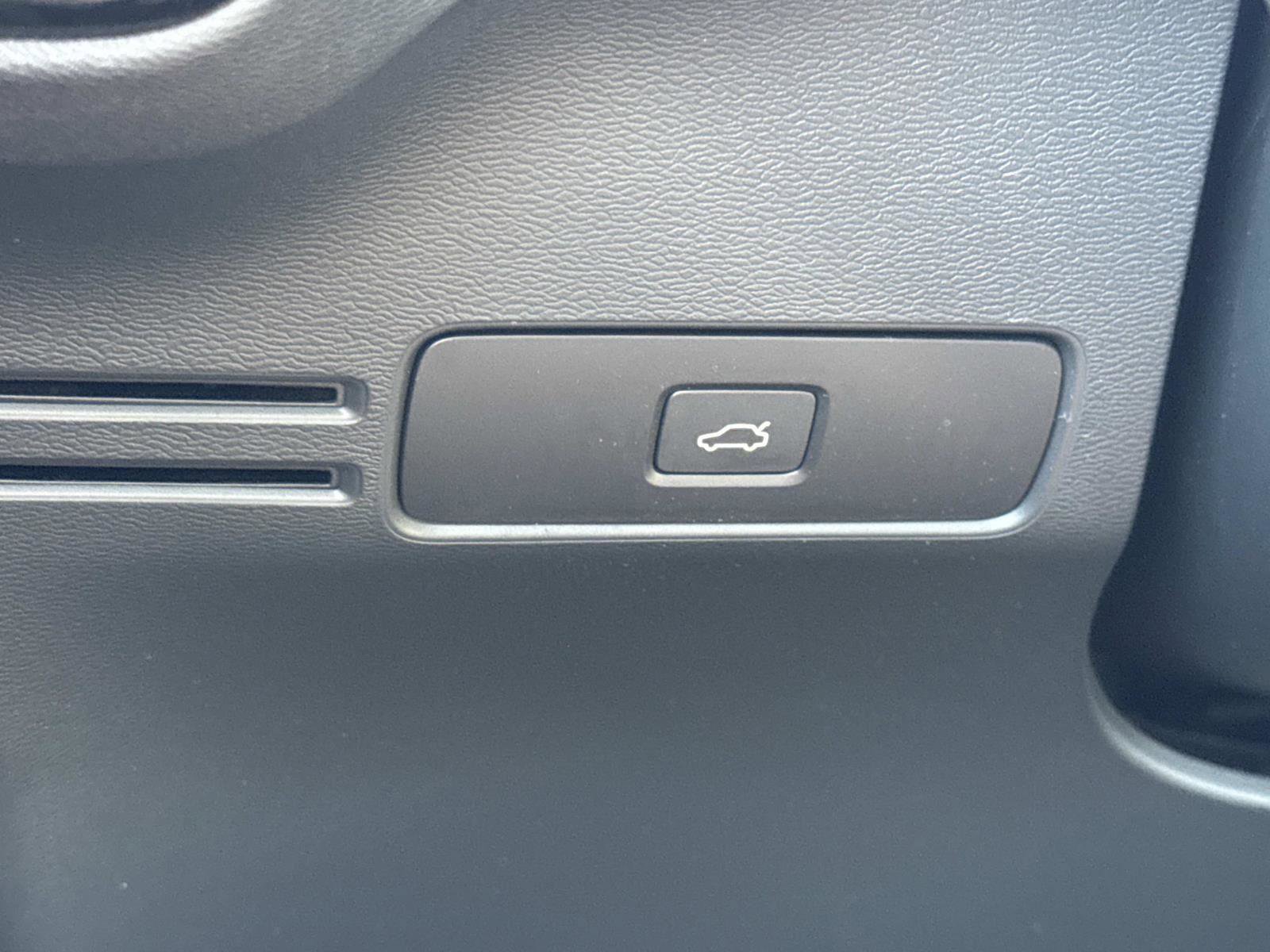 Used 2024 Volvo XC40 B5 Core image 13