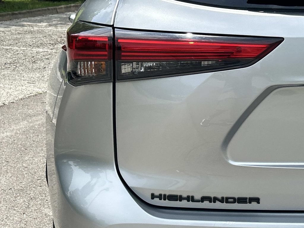 Used 2021 Toyota Highlander XLE FWD image 13