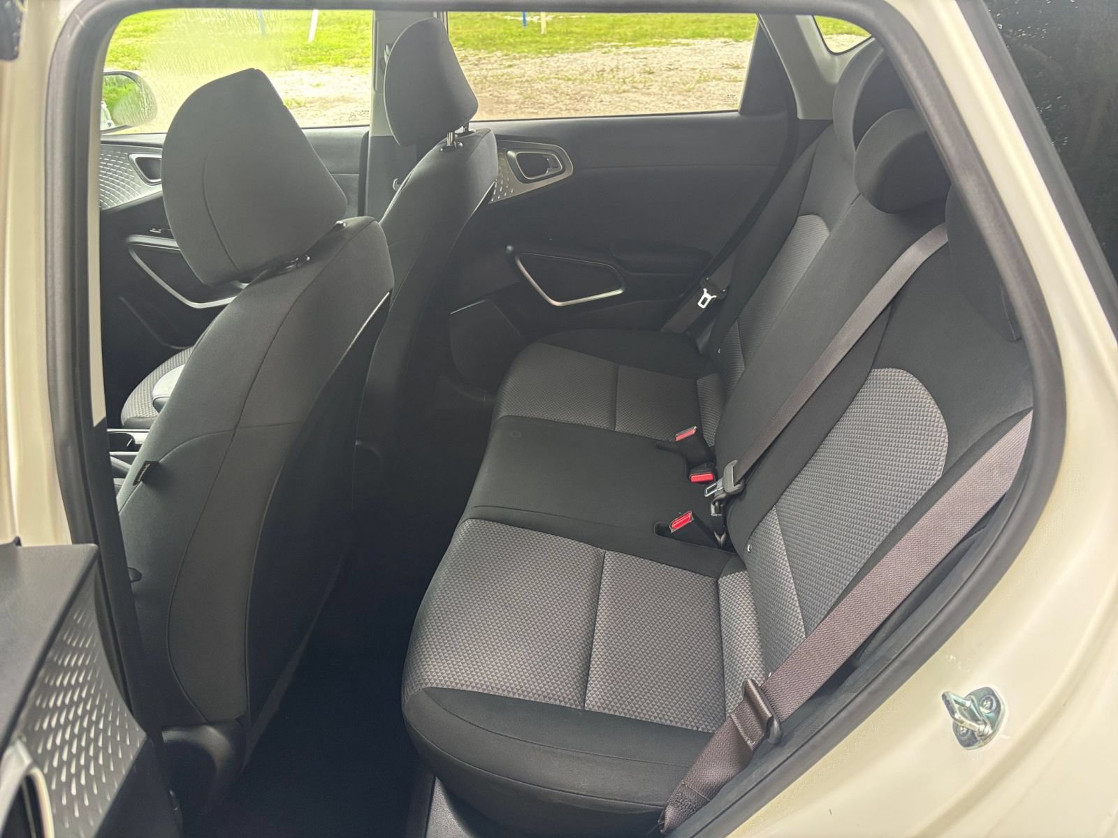 Used 2025 Kia Soul LX w/ LX Technology Package FWD image 24