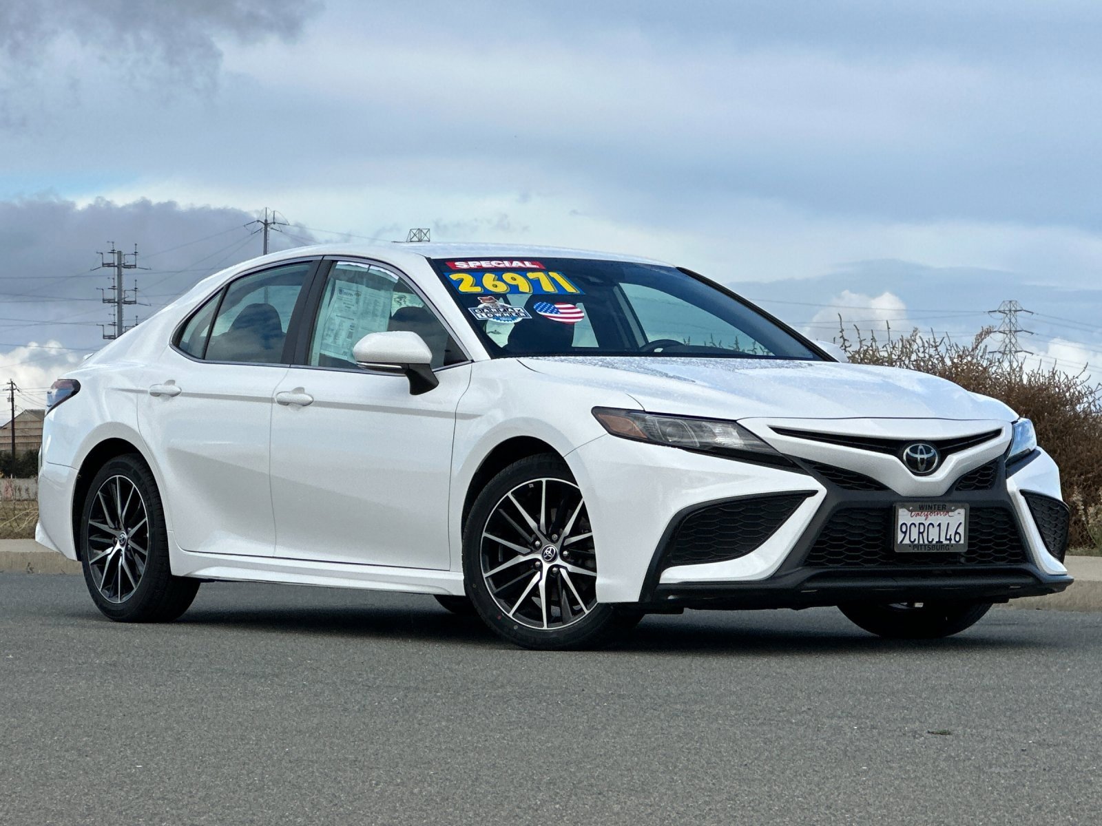 Used 2023 Toyota Camry SE image 2