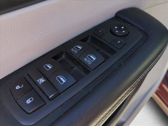 Used 2021 Chrysler Pacifica Touring-L w/ Premium & Safety Sphere Group FWD image 9