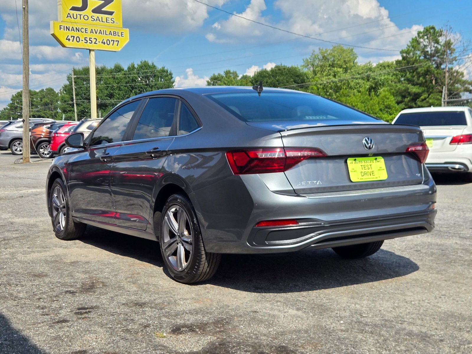 Used 2023 Volkswagen Jetta SE w/ Panoramic Sunroof Package FWD image 4