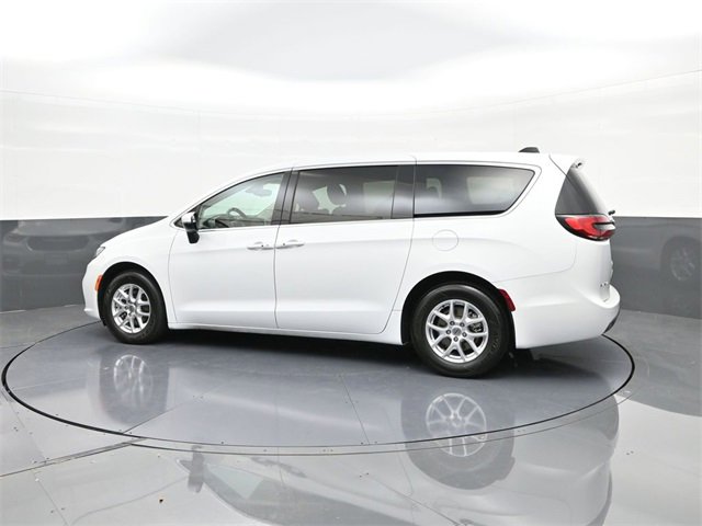 Used 2023 Chrysler Pacifica Touring-L image 5