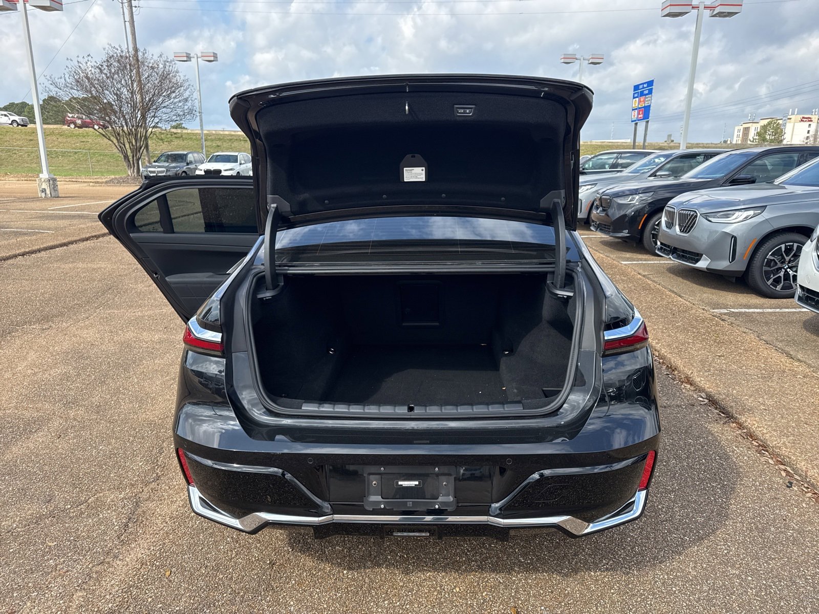 Used 2023 BMW 740i w/ Luxury Rear Seating Package image 9