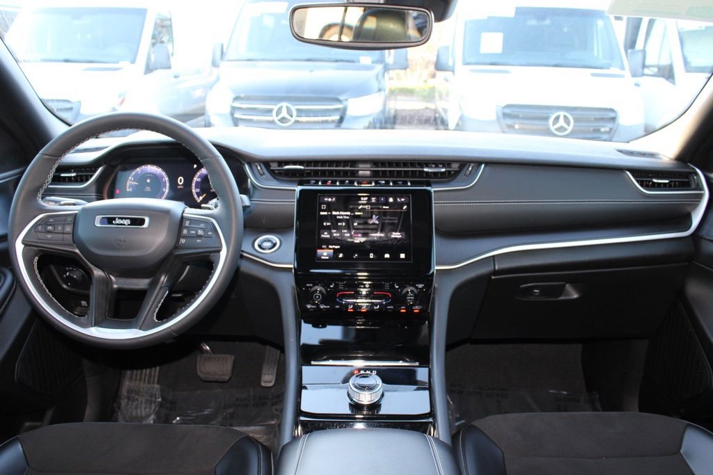 Used 2023 Jeep Grand Cherokee Altitude image 30