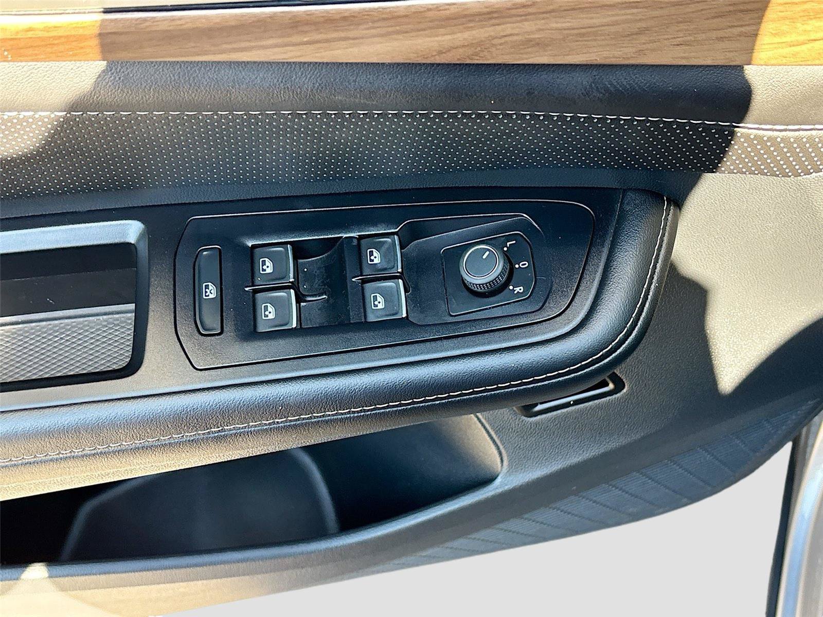 Used 2025 Volkswagen Atlas SE FWD image 18