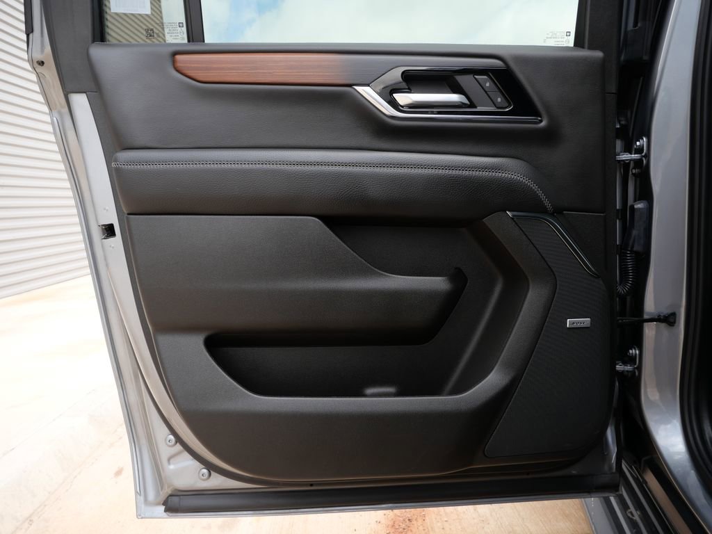 Used 2025 GMC Yukon XL Denali AWD/4WD image 17