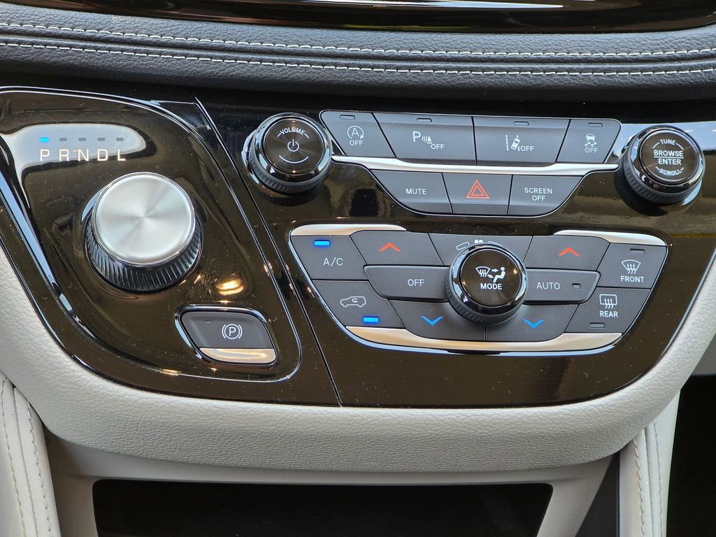 Used 2024 Chrysler Pacifica Limited FWD image 36