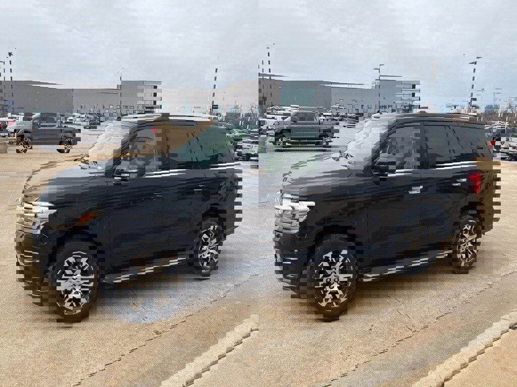 Used 2023 Ford Expedition Limited image 3