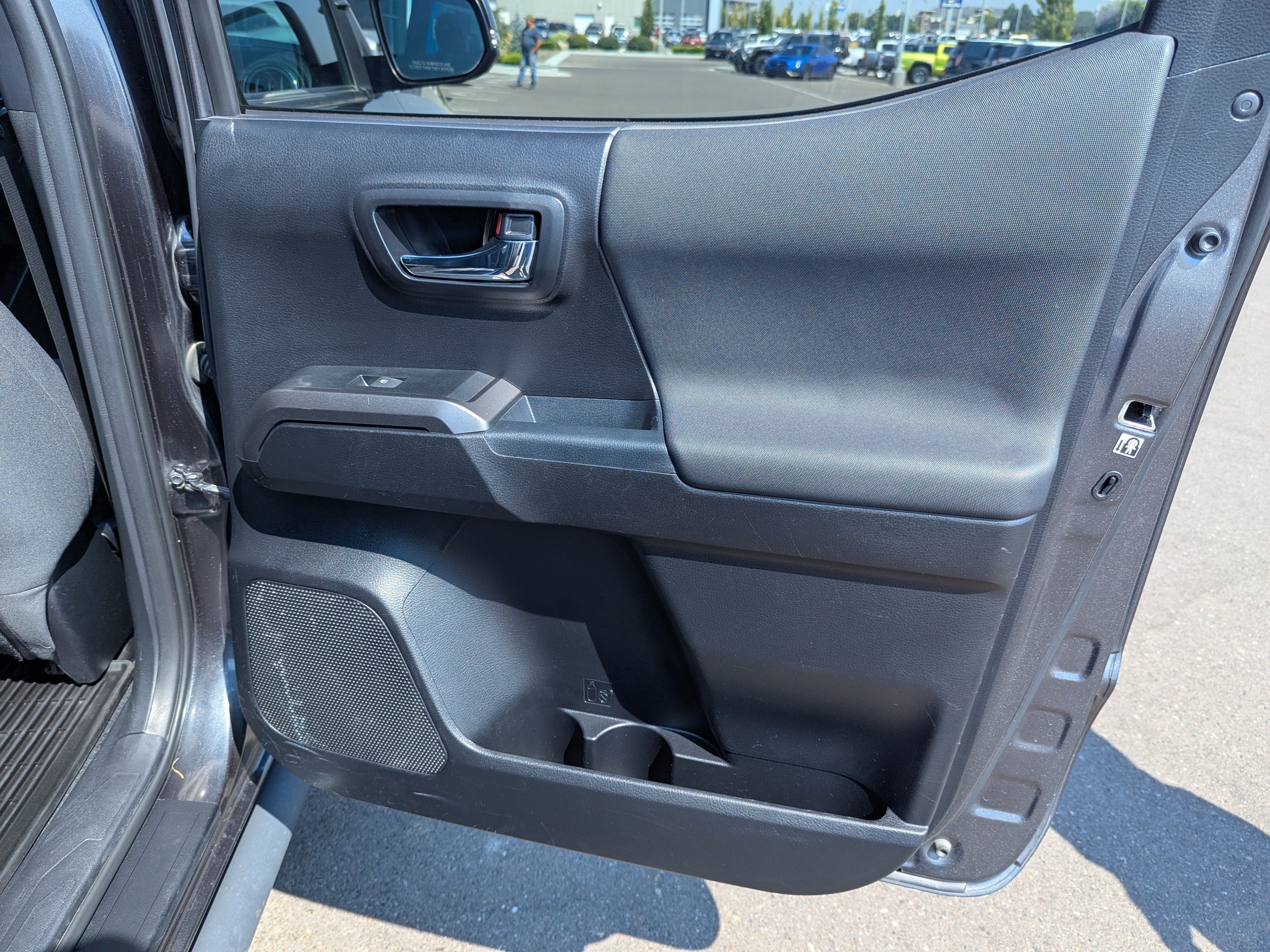 Used 2018 Toyota Tacoma TRD Off-Road w/ Technology Package AWD/4WD image 33