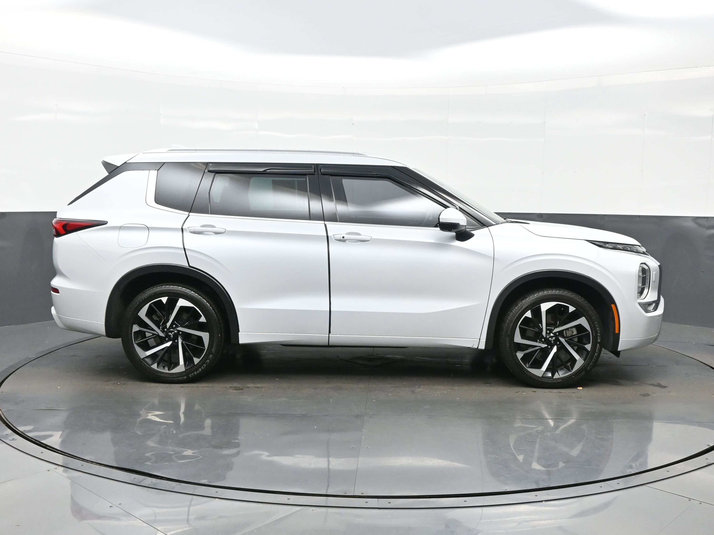 Used 2023 Mitsubishi Outlander SEL Black Edition image 7