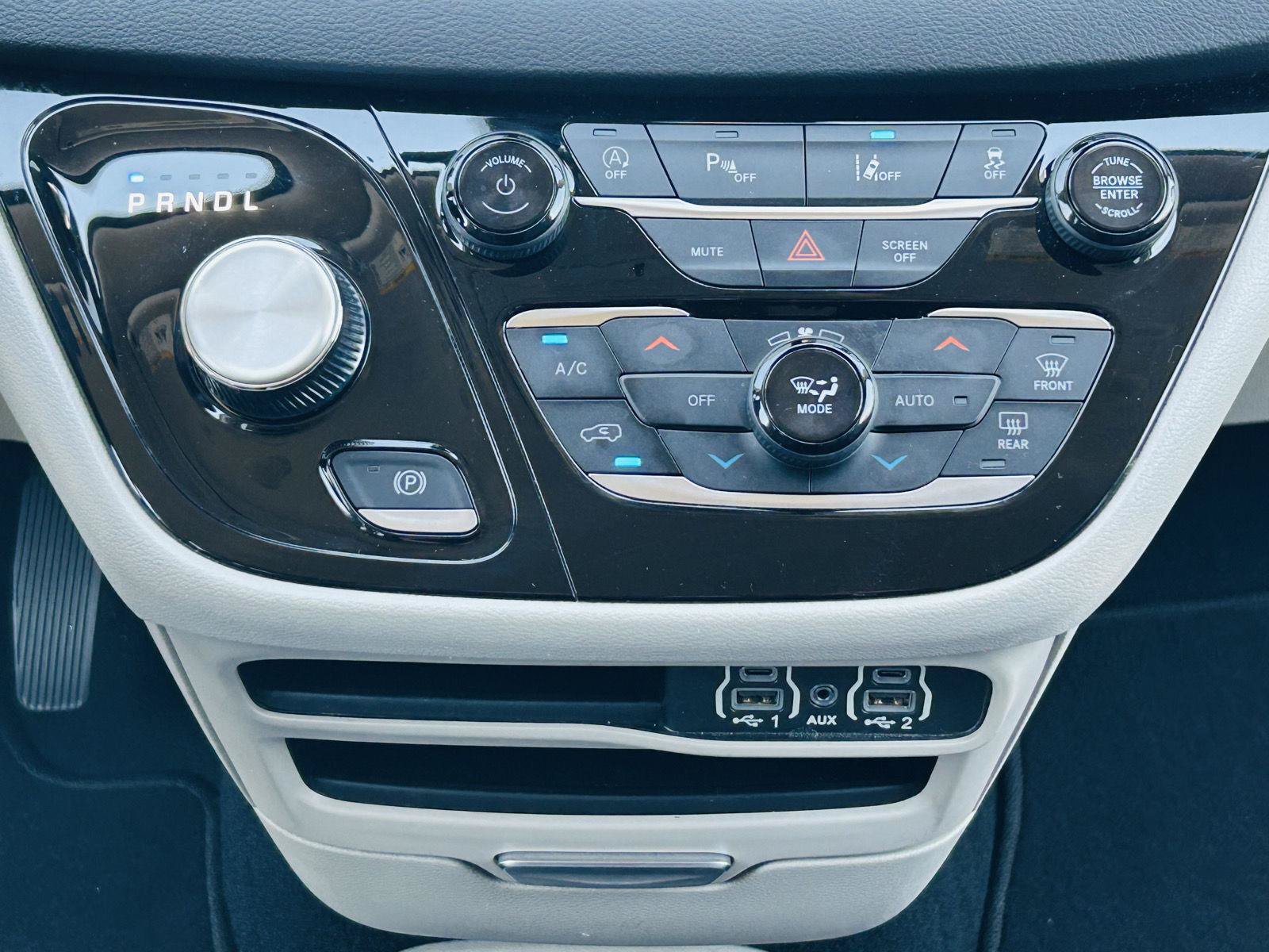 Used 2023 Chrysler Pacifica Touring-L FWD image 22