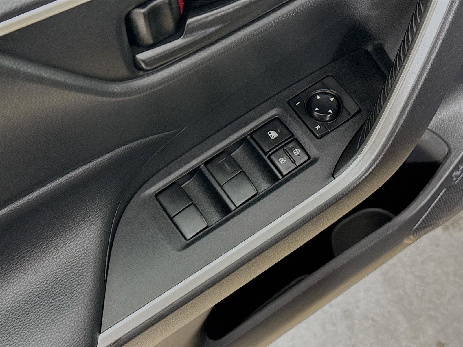 Used 2021 Toyota RAV4 LE image 19