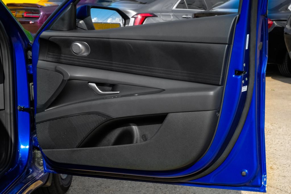 Used 2025 Hyundai Elantra SE image 43