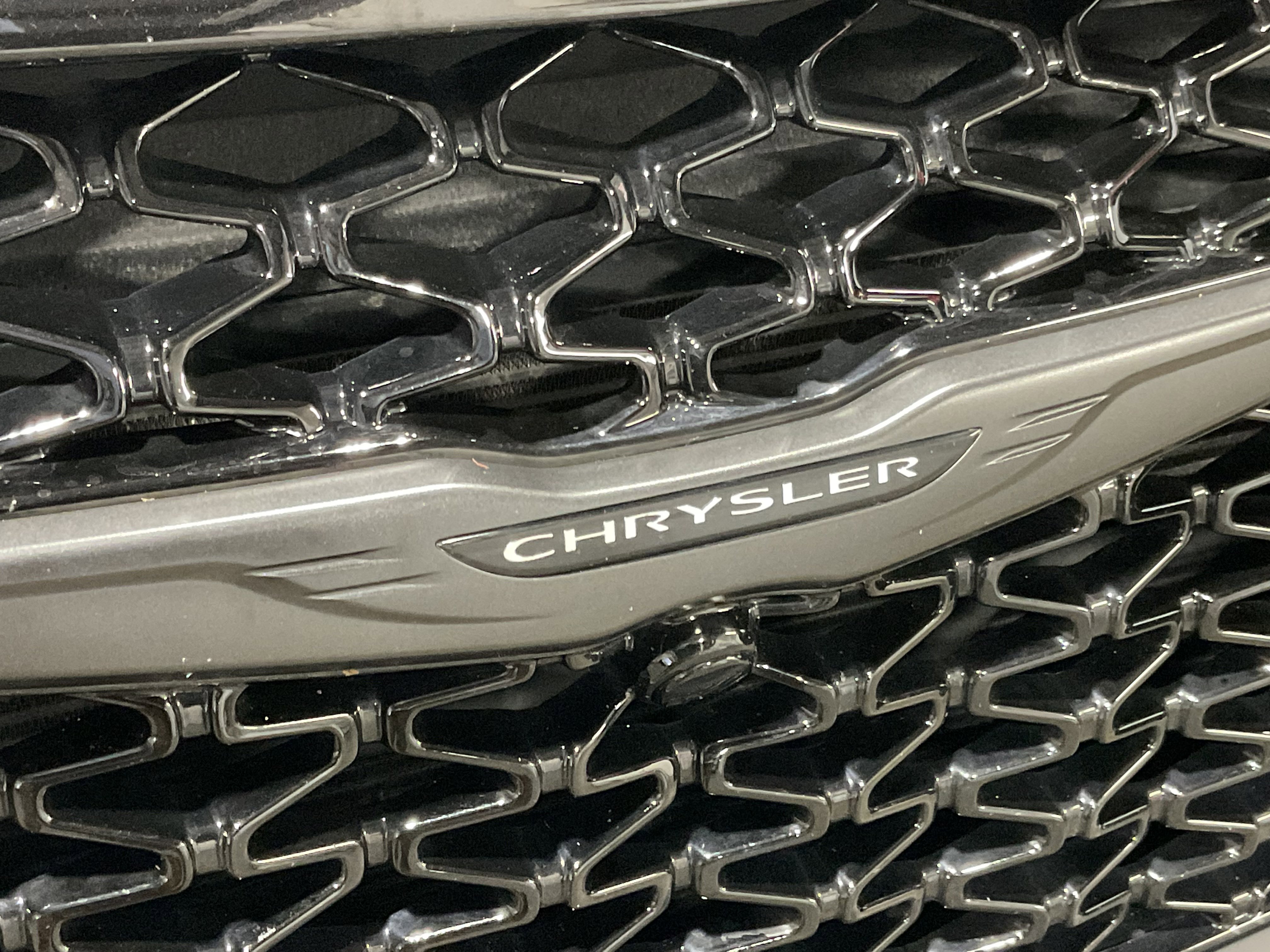 Used 2025 Chrysler Pacifica Limited FWD image 6