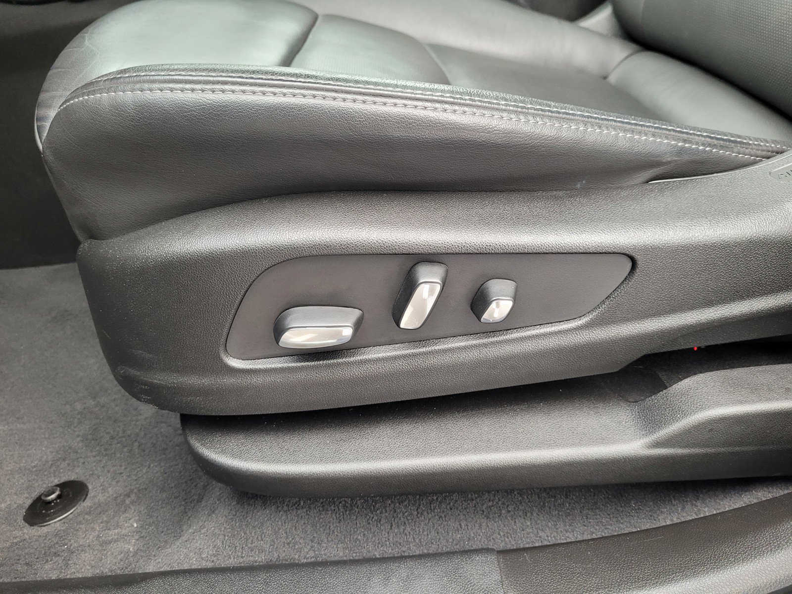 Certified 2025 Cadillac XT6 Premium Luxury image 11