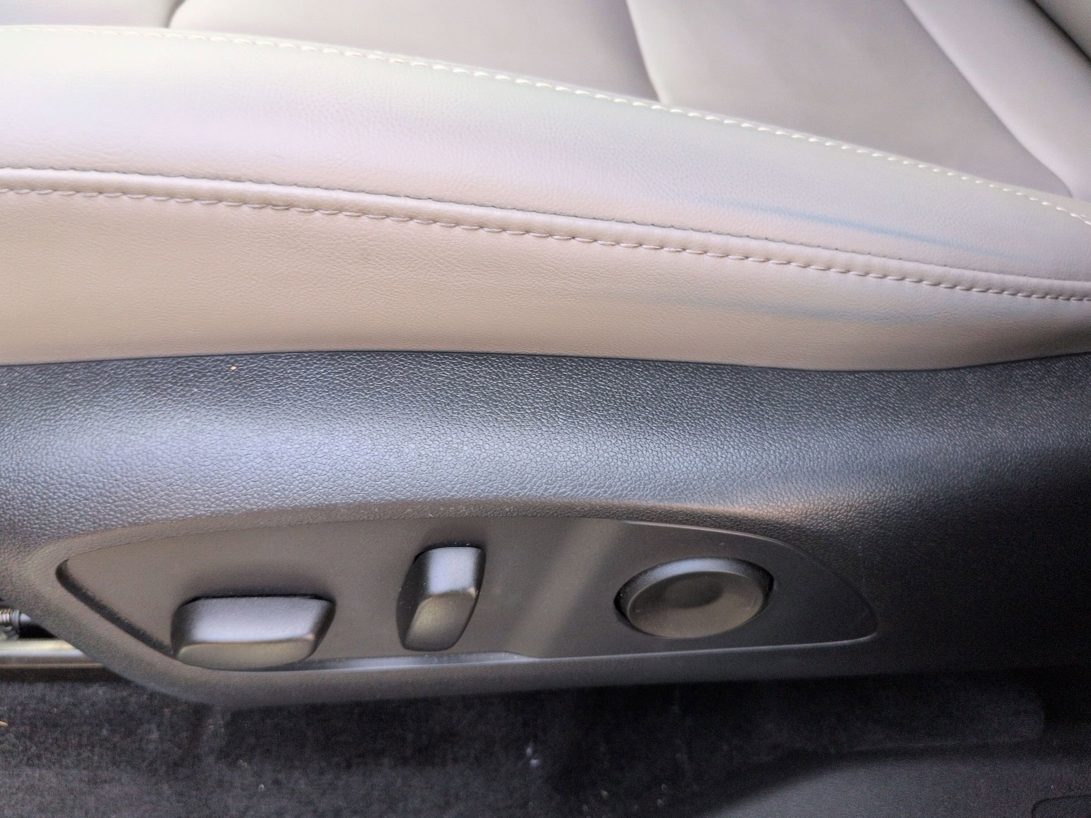 Certified 2025 GMC Acadia Elevation w/ Elevation Premium Package image 17