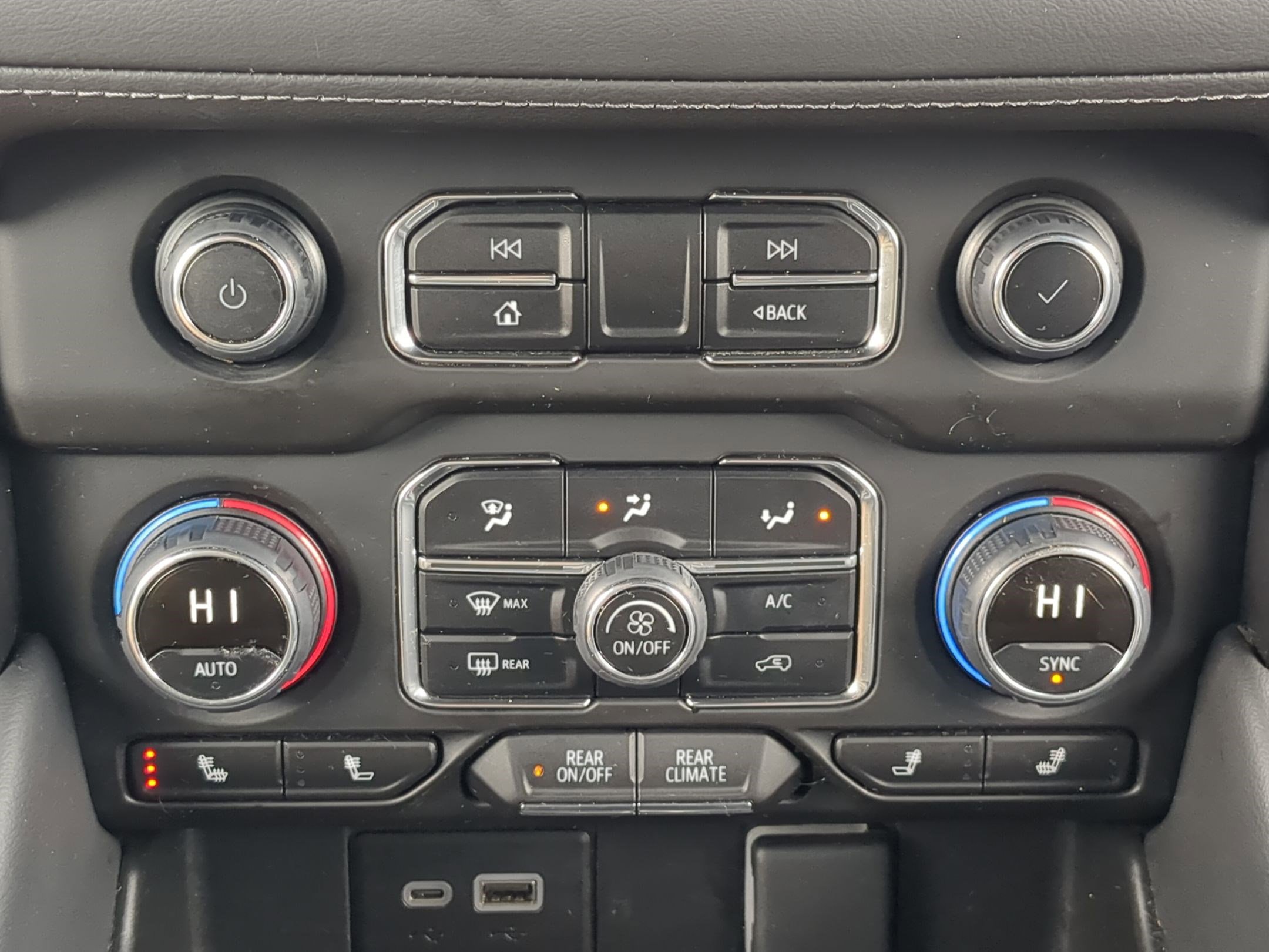 Used 2024 Chevrolet Suburban LT image 24