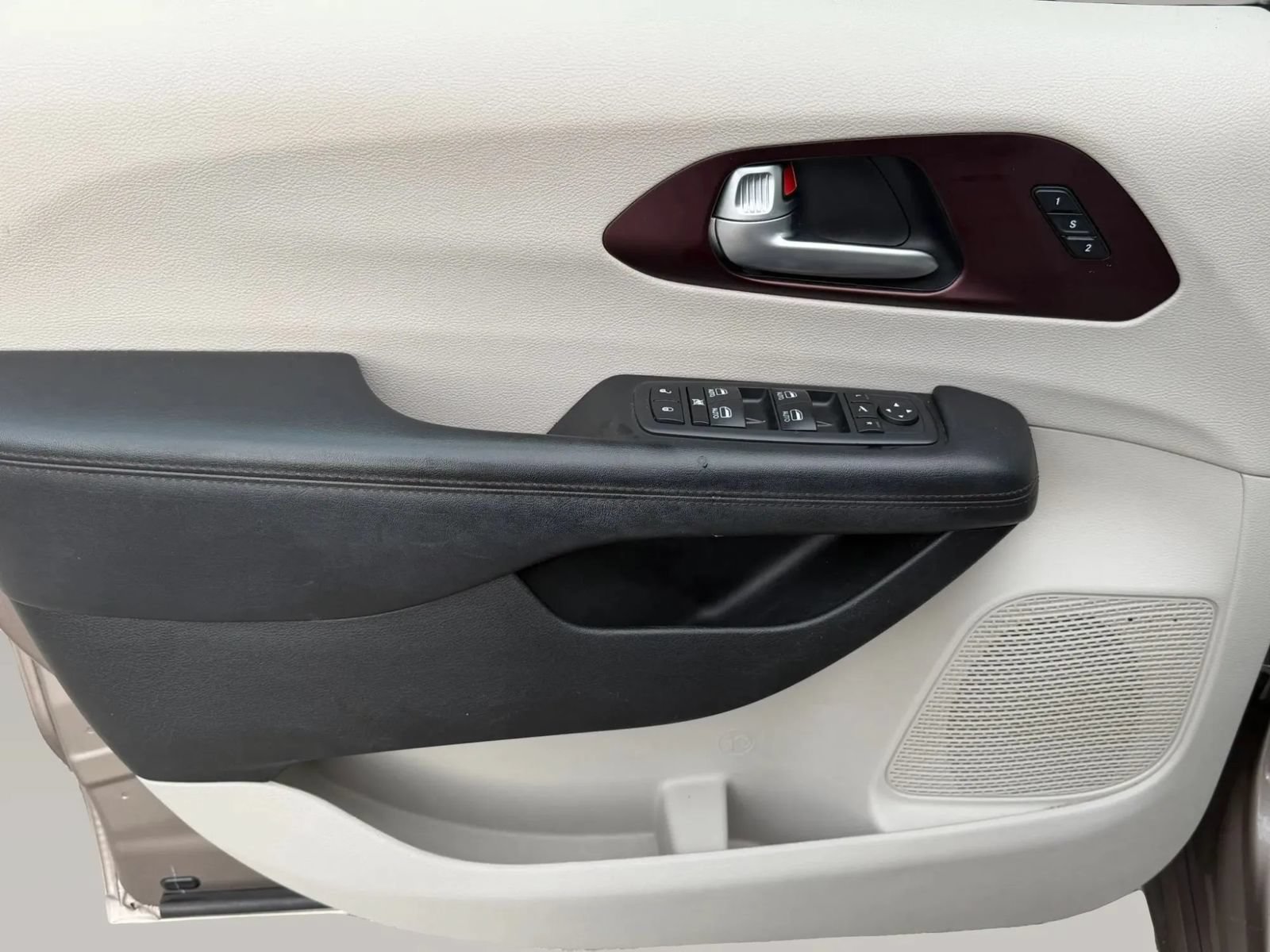 Used 2017 Chrysler Pacifica Limited FWD image 9