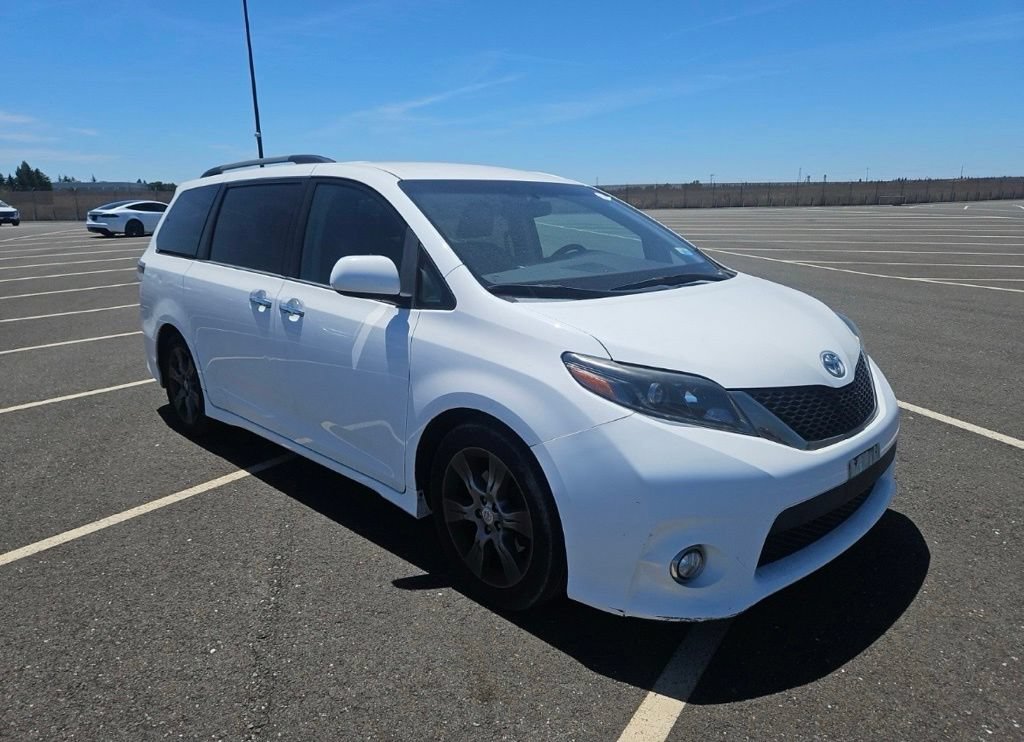 Used 2015 Toyota Sienna SE FWD image 2