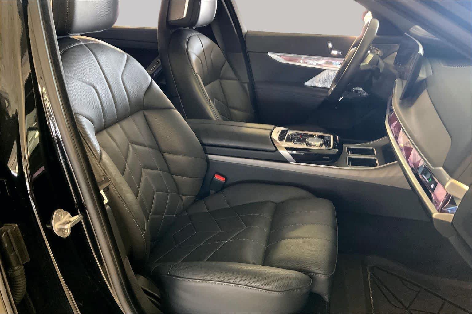 Used 2024 BMW i7 xDrive60 w/ Executive Package AWD/4WD image 8