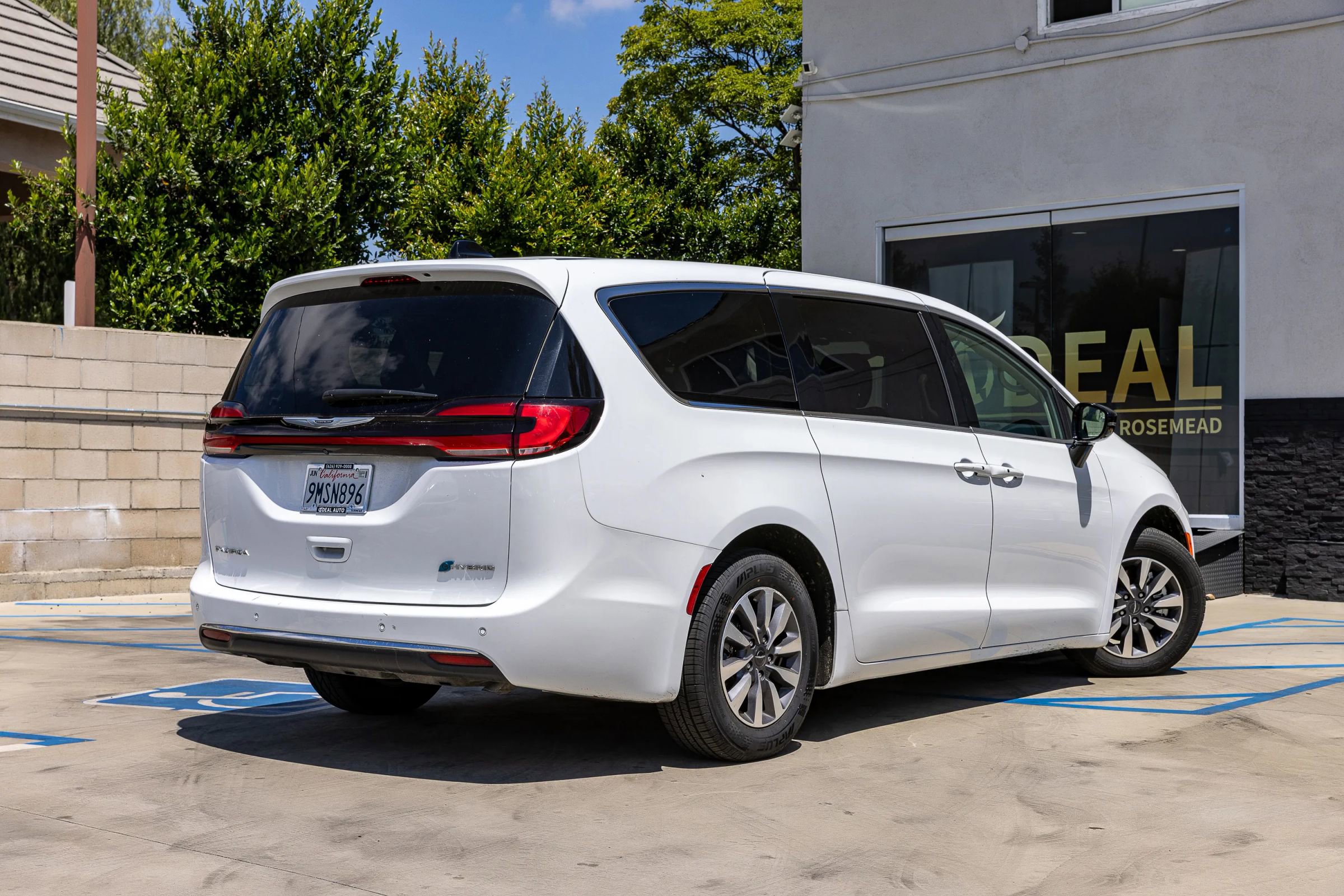Used 2024 Chrysler Pacifica Limited FWD image 13