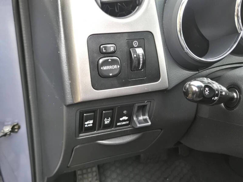 Used 2006 Toyota Matrix XR AWD/4WD image 24