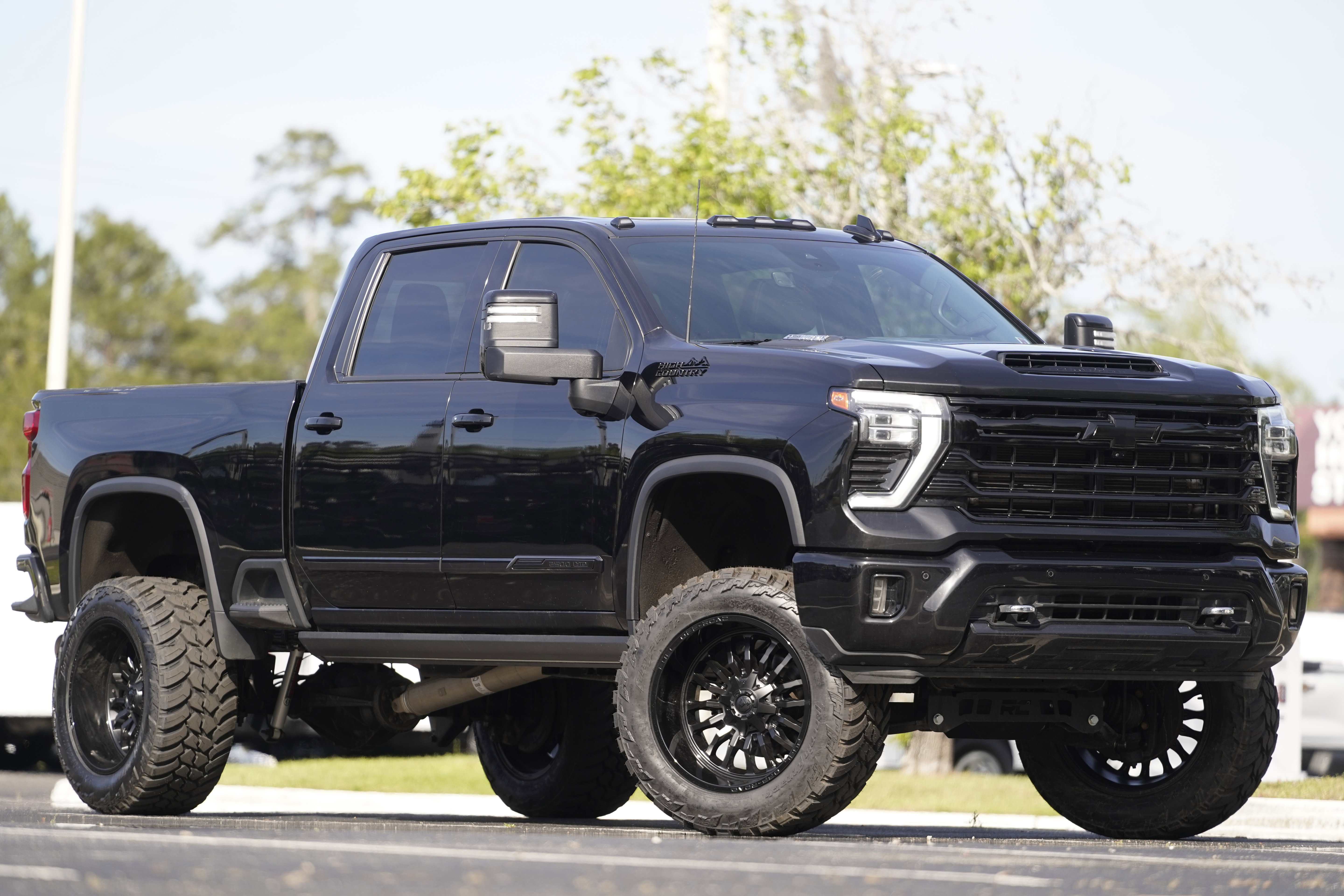 Used 2024 Chevrolet Silverado 2500 High Country w/ Midnight Edition AWD/4WD image 2