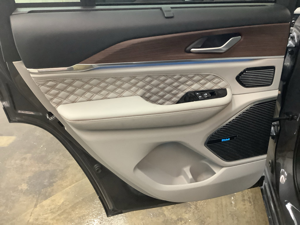 Used 2022 Jeep Grand Cherokee Summit w/ Advanced Protech Group IV AWD/4WD image 25