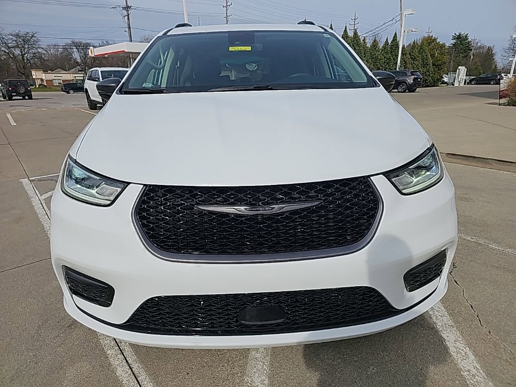 Certified 2024 Chrysler Pacifica Select w/ Uconnect Theater Family Group image 5