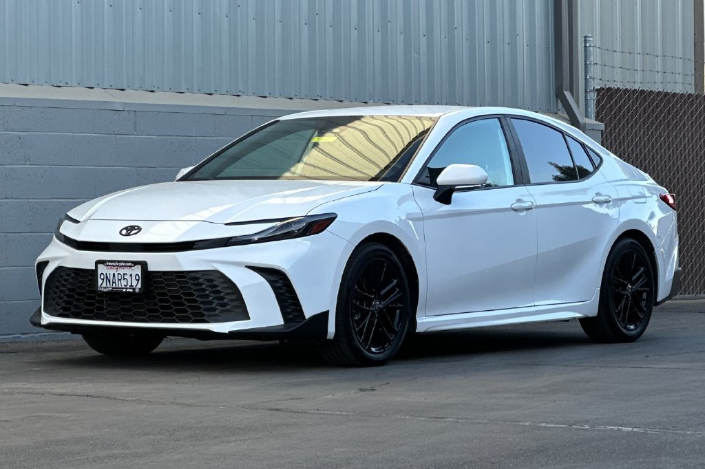 Used 2025 Toyota Camry SE FWD image 8