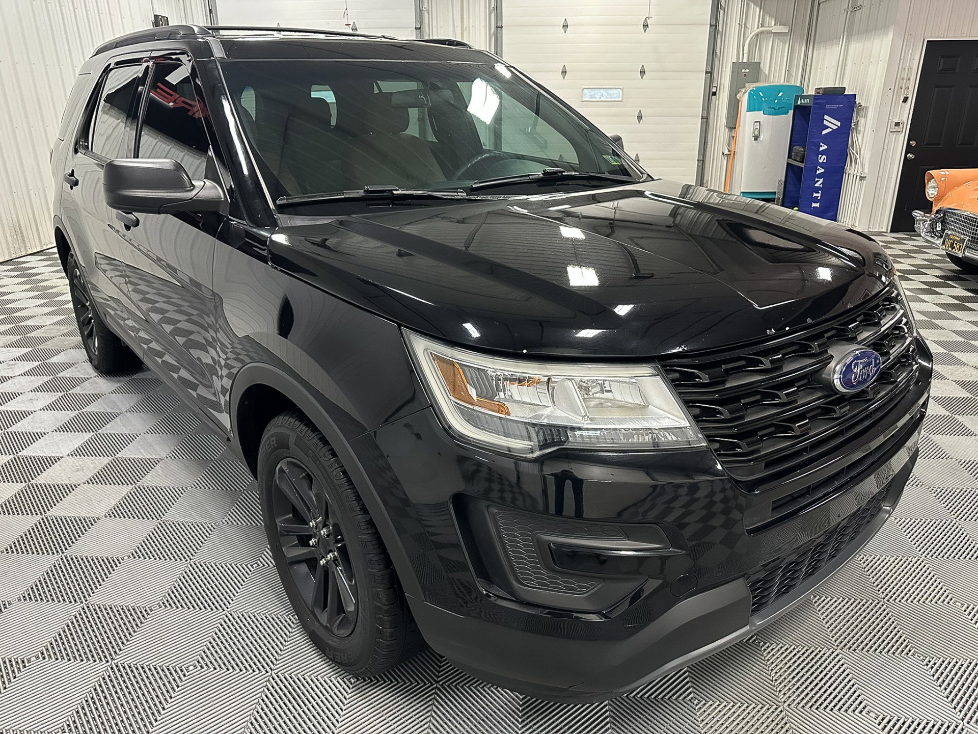 Used 2017 Ford Explorer XLT image 5